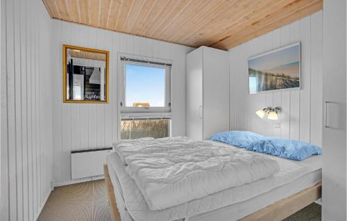 索尔图姆Cozy Home In Saltum With Indoor Swimming Pool的白色的卧室设有一张大床和一个窗户