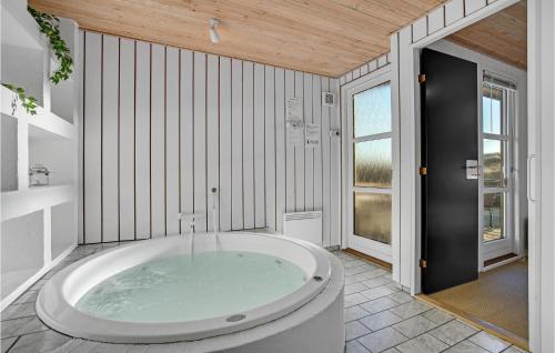 索尔图姆Cozy Home In Saltum With Indoor Swimming Pool的大型浴室设有大浴缸。