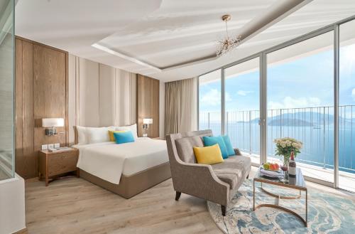 芽庄Panorama Nha Trang Inn的配有一张床和一把椅子的酒店客房