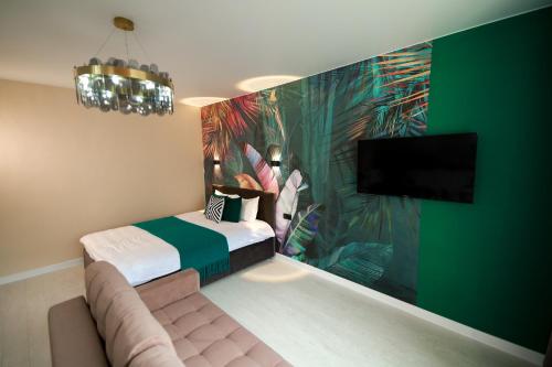 乌拉尔斯克Terracotta & Rooms комфортная студия для отдыха的一间卧室配有一张床和一台平面电视