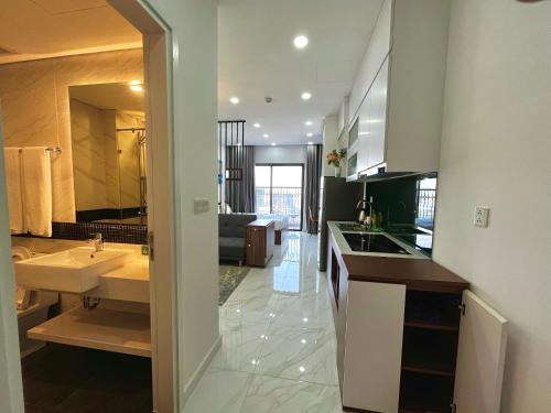 河内Asahi Luxstay - D'el Dorado Apartment的一间带水槽和大镜子的大浴室
