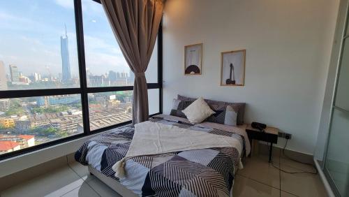 吉隆坡Amazing City View - KL ONE RESIDENCE by Ai Smart Home的一间卧室设有一张床和一个大窗户