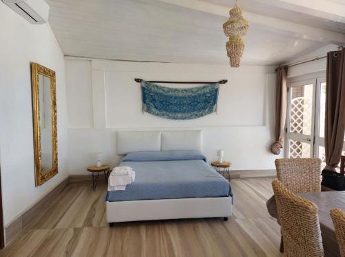兰佩杜萨Ianira - Le due Lune的卧室配有一张床和一张桌子及椅子