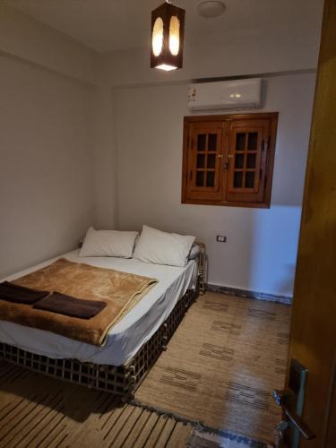 锡瓦SEMIRAmis Siwa的卧室配有一张床