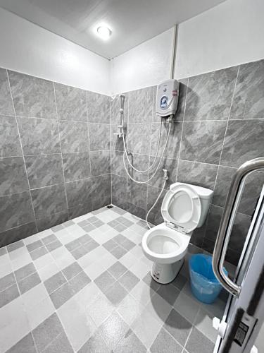 万荣Domon Riverside Hotel的带淋浴和卫生间的浴室