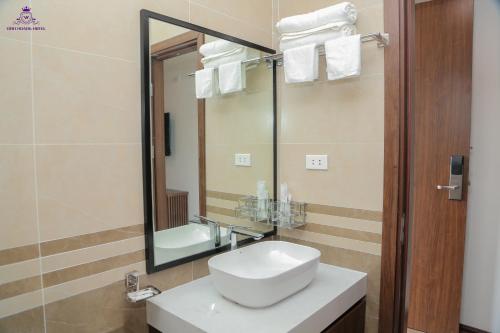 格卢市社Khách sạn Vĩnh Hoàng的一间带水槽和镜子的浴室