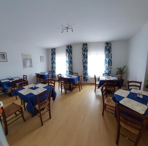 格尔利茨潘森匹克贝罗酒店的一间配备有蓝色桌椅的用餐室