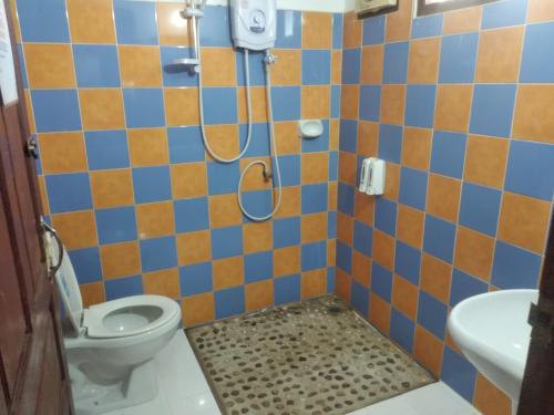 Ban NamsanamSainamhai Resort的一间带卫生间和淋浴的浴室