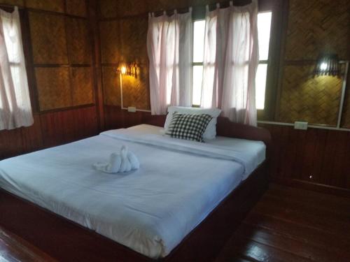Ban NamsanamSainamhai Resort的一间卧室配有一张带两条白色毛巾的床