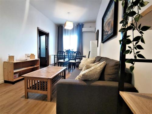 托莱多Casa Cervantes Toledo的客厅配有沙发和桌子
