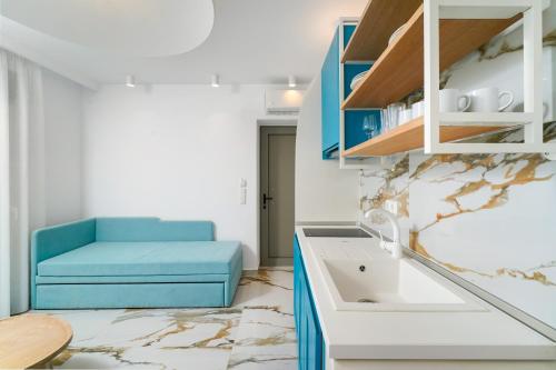 波托什Athina Palace Luxurious Appartments的厨房配有蓝色的沙发和水槽
