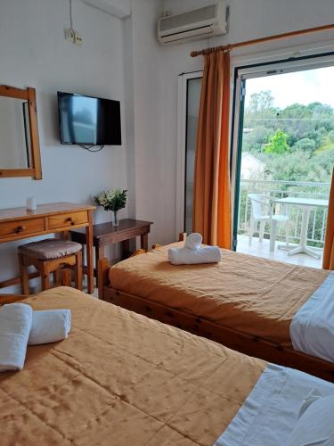 梅松吉Evridiki Apartments的酒店客房设有两张床和窗户。