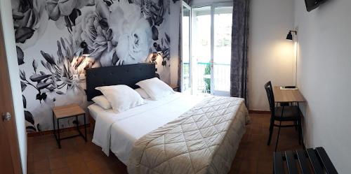 迪涅莱班Hôtel Saint Michel的一间卧室配有一张黑白墙床
