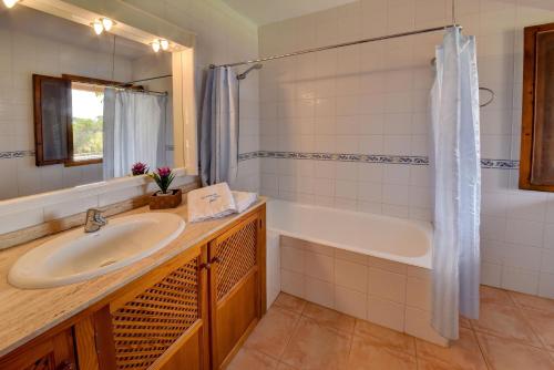 卡拉蒙德拉戈Finca Torrent Des Jai的一间带水槽和浴缸的浴室
