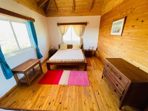 TsiandambaKokoa Sands - Ankasy Madagascar的一间卧室配有一张床,卧室配有长凳
