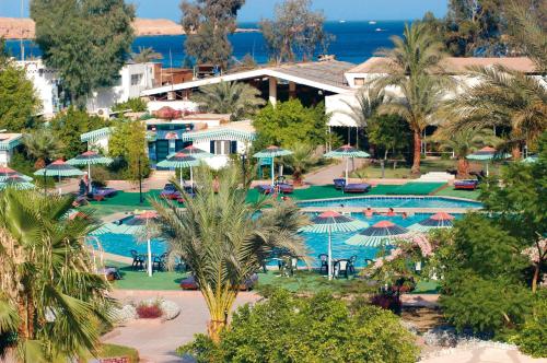 沙姆沙伊赫Ghazala Beach的享有带游泳池的度假村的空中景致