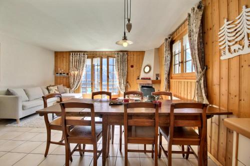 尚佩里Triplex Overlooking The Village - Terrace & Bbq的厨房以及带木桌和椅子的用餐室。