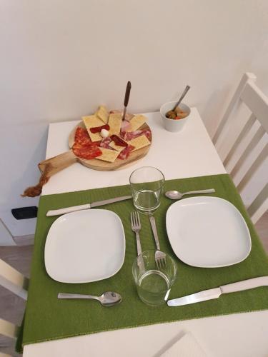 卡塔尼亚Il Daviduccio的桌子上带白板和餐具的桌子