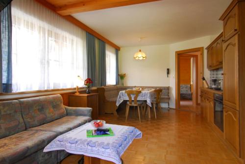 希帕赫Zillertal Apartments的客厅配有沙发和桌子