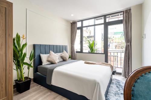 胡志明市Jan Hostel Central Point的一间卧室设有一张床和一个大窗户