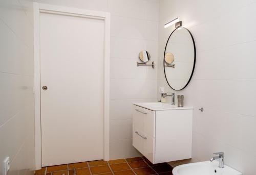 阿尔哈拉克Apartamentos Casa Tuli B, ALJARAQUE的白色的浴室设有水槽和镜子