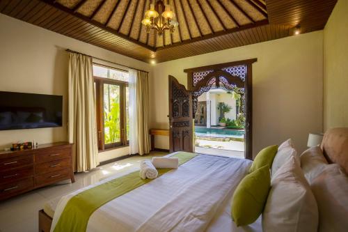 塞米亚克Villa Katara的一间卧室设有一张大床和一个大窗户
