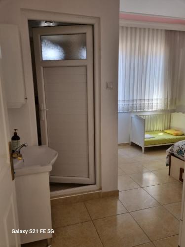 YeşilovaRAINFORT APART salda gölü kiralık apart的浴室设有通往卧室的门。