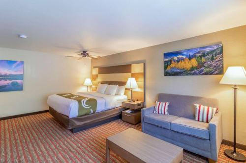 埃斯蒂斯帕克Quality Inn near Rocky Mountain National Park的酒店客房,配有床和沙发