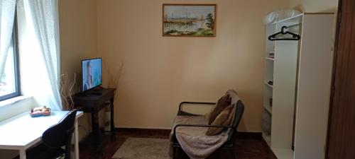科英布拉Casa das Tílias的一间客房内配有桌子和椅子的房间