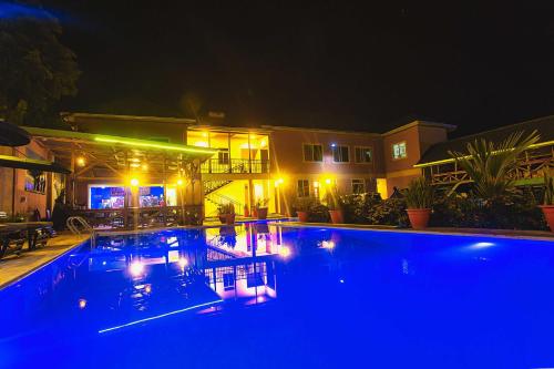 阿鲁沙Okaseni Lodge的夜晚的游泳池,灯光蓝色