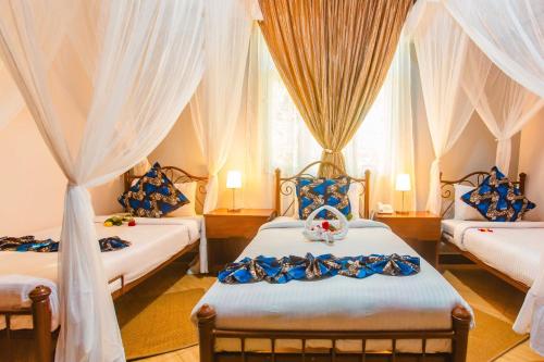阿鲁沙Okaseni Lodge的一间卧室配有两张床、窗帘和窗户