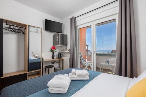 里耶卡My Way room, parking, sea view, terrace的酒店客房,配有带毛巾的床
