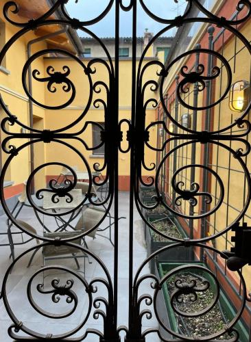 伊莫拉La Nicchia的黑色铁门,上面有花瓶