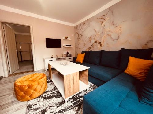 扎布利亚克SNAM Rooms&Apartment的客厅配有蓝色的沙发和桌子