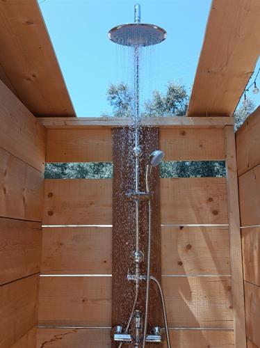 利吉亚Meltheane的带淋浴头的木质建筑内的淋浴