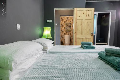 BakauSeaview 1-Bed Suite on Cape Point Beach Bakau的一间卧室配有两张带毛巾的床