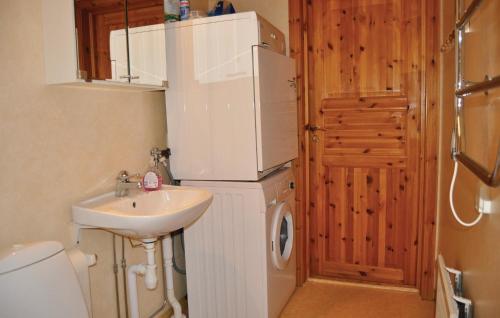 KangerudAmazing Home In Segmon With Sauna的一间小型浴室,内配白色冰箱和水槽