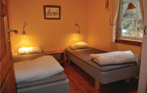 KangerudAmazing Home In Segmon With Sauna的小房间设有两张床和窗户