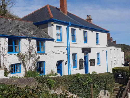 特鲁罗The Ship Inn的白色的房子,上面有蓝色百叶窗