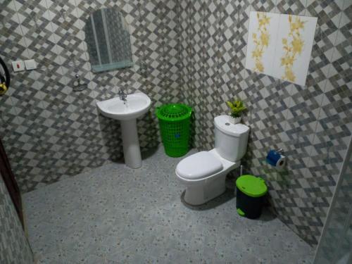 AmunaExecutive 2 Bedrooms Apartment的一间带卫生间和水槽的浴室