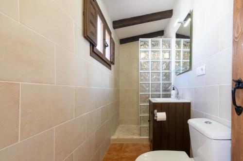 CánovasCasa Torres - Traditional Village Experience的一间带卫生间和水槽的浴室