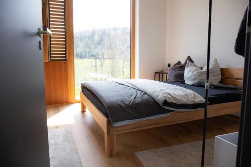库罗阿尔滕堡Tolle Bergvilla im Osterzgebirge的一间卧室设有一张床和一个大窗户