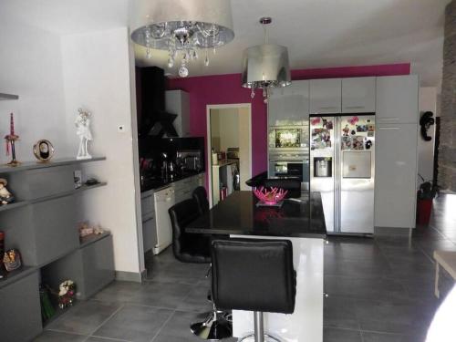 马赛Magnifique Villa privée avec Piscine proche Plage的厨房配有黑色柜台和冰箱。