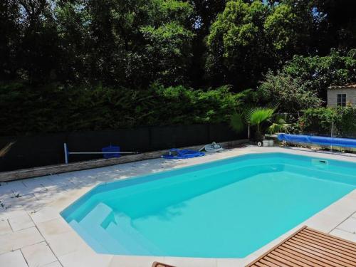 马赛Magnifique Villa privée avec Piscine proche Plage的院子里的大型蓝色游泳池