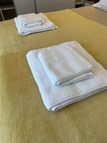 里瓦达维亚海军准将城Estepa Apart 1B calidad y confort的床上有两条白色毛巾