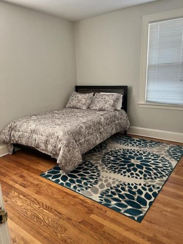 哈特福德Secret Oasis In The Heart Of Hartford的卧室配有一张床,地板上铺有地毯