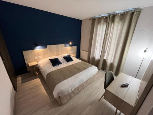 奥蒙奥布拉克普鲁尼尔奥餐厅酒店的一间卧室设有一张大床和蓝色的墙壁