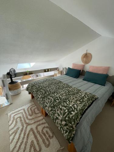 拉卡诺奥肯JOLIE MAISON AU GOLF的一间卧室配有一张带绿毯的大床