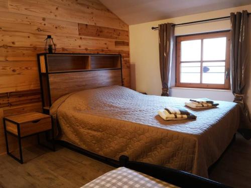 卡斯特拉讷Agréable maison de village.的一间卧室配有一张床,上面有两条毛巾