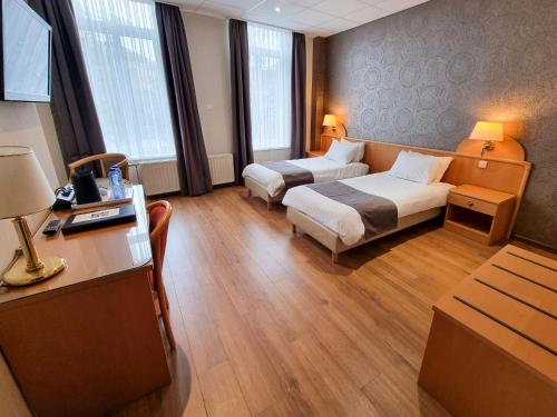 斯帕卡迪纳尔酒店的酒店客房配有两张床和一张书桌